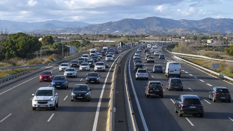La DGT avisa a los conductores: estas son las peores horas para viajar por carretera este fin de semana (foto: ChatGPT)