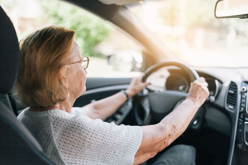 Es importante tener en cuenta que esta señal advierte sobre la configuración de la carretera, pero no reemplaza las indicaciones de los semáforos, las señales de giro obligatorio ni las marcas viales.
