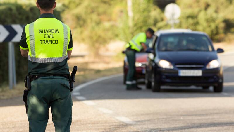 Oficial | La DGT dejará sin carnet de conducir a quienes cometan estas infracciones en Madrid, Barcelona, Valencia y toda España, (Fuente: Shutterstock).