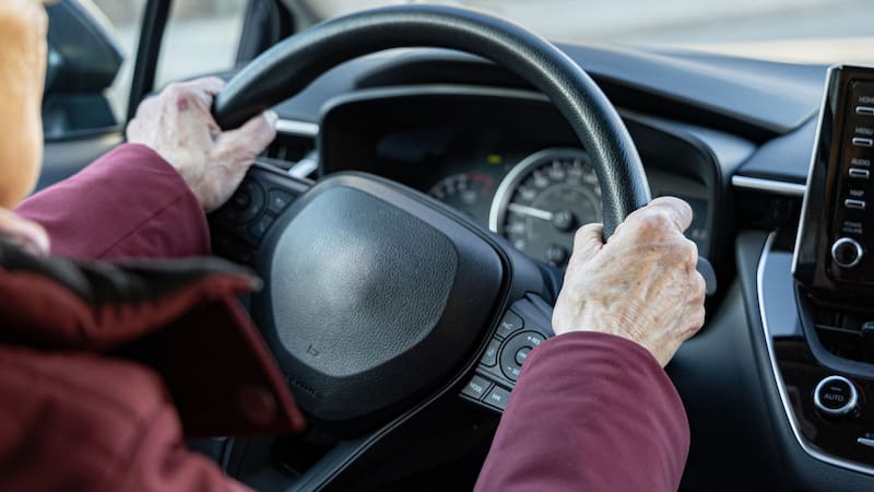 La DGT ya no les renovará el carnet a las personas mayores de 65 años que no cumplan esta condición.