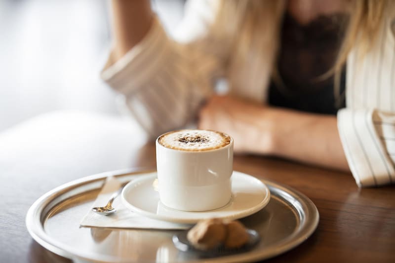 La discusión que llevó al despido entre la dueña de la cafetería y la empleada que solicitó cerrar la puerta.