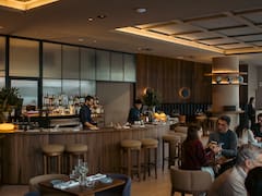 Entre caballos y brasas: el restaurante que lleva el espíritu del polo a la mesa con un ojo de bife demiglace y milanesas fuera de serie