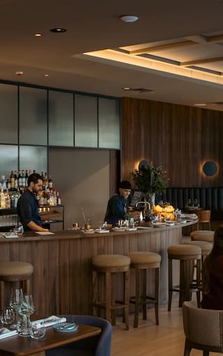 Entre caballos y brasas: el restaurante que lleva el espíritu del polo a la mesa con un ojo de bife demiglace y milanesas fuera de serie