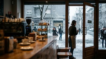 Una empleada es despedida al pedir cerrar la puerta en invierno porque tenía frío: gana una indemnización de 20.000 euros