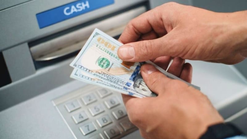 Oficial y confirmado| Hacienda prohíbe retirar dólares en todos los cajeros automáticos del país. Imagen: archivo.