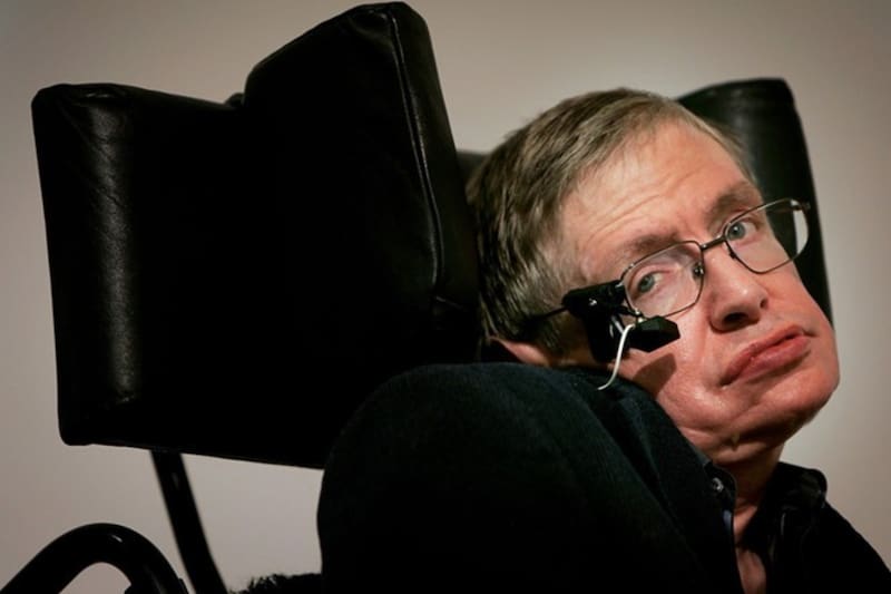 Stephen Hawking escribió una de las personas seminales sobre viajes en el tiempo.