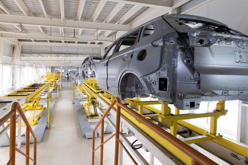 La fabricación de autos se contrajo 10% contra el mes previo y 17% contra abril de 2025.
