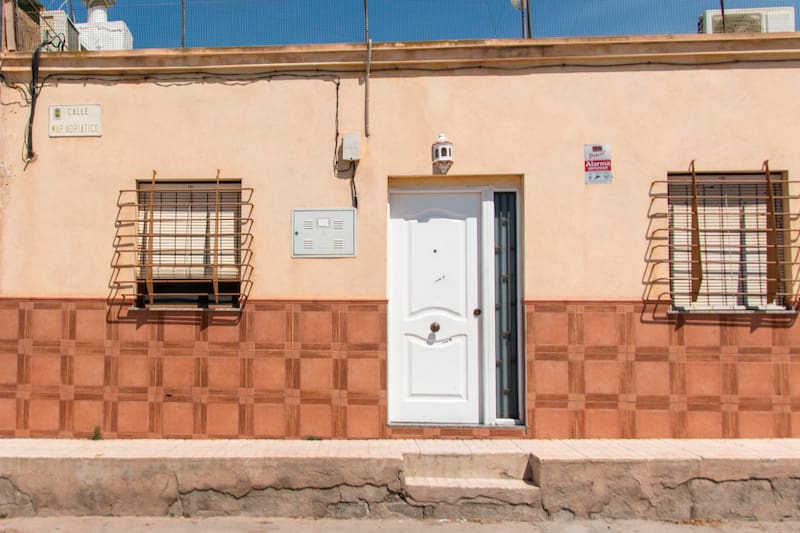 La fachada del lugar del tiroteo en Almería.