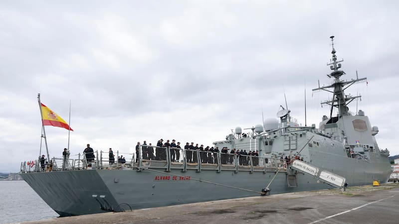 La fragata Álvaro de Bazán zarpa desde su base en Ferrol para sumarse a ejercicios multinacionales en aguas del Pacífico.