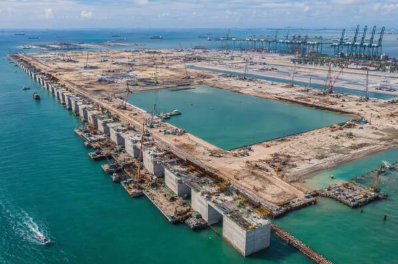 La gigantesca muralla submarina forma parte de la expansión del Puerto de Tuas, un megaproyecto que busca convertir al país en uno de los principales centros logísticos del planeta.