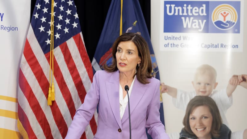 La gobernadora de Nueva York, Kathy Hochul firmó el presupuesto del estado enfocado en bajar el costo en los hogares neoyorquinos.