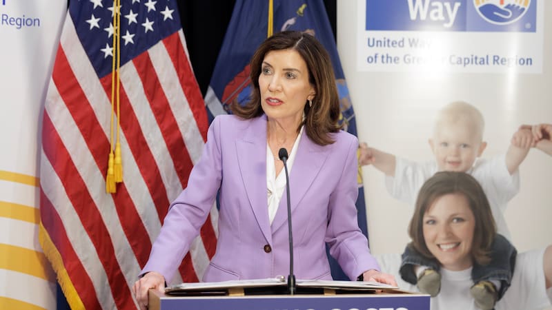 La gobernadora de Nueva York, Kathy Hochul firmó el presupuesto del estado, de 269.000 millones de dólares.