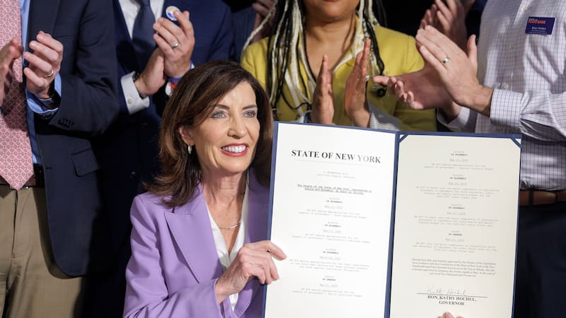 La Gobernación de Nueva York de la gobernadora, Kathy Hochul, sosteniendo el documento firmado del presupuesto estatal este jueves, en Albany.