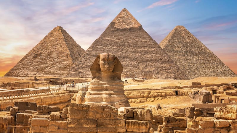 La Gran Pirámide de Egipto lleva más de 4600 años desafiando terremotos, tormentas y el paso del tiempo.
(Fuente: Shutterstock)