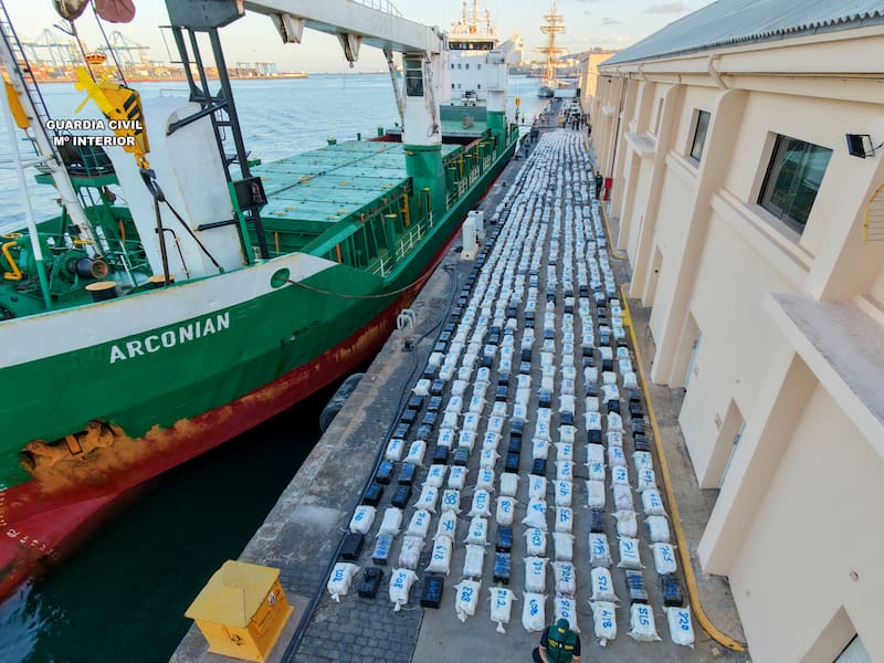 Vista de la Operación, bautizada Abisal, que tuvo lugar el 1 de mayo, con la aprehensión en alta mar de un buque, el Arconian, cargado con 30 toneladas de cocaína, en la que ha sido la mayor aprehensión de la historia del narcotráfico. Fuente: EFE