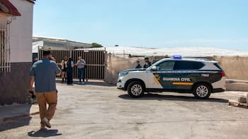 Quién es el hombre de 25 años que mató a sus padres e hirió a su hijo de siete meses en un tiroteo en Almería