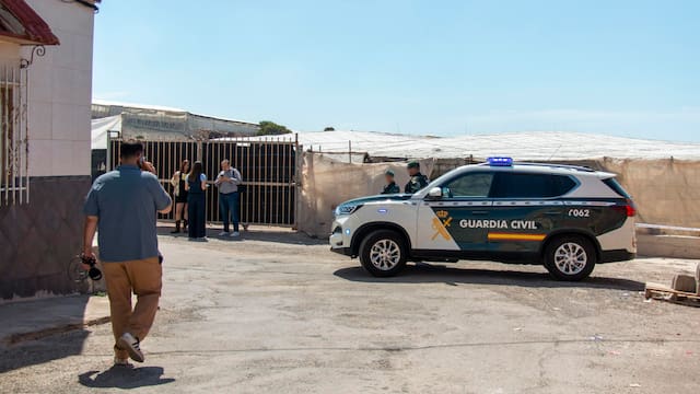 Quién es el hombre de 25 años que mató a sus padres e hirió a su hijo de siete meses en un tiroteo en Almería