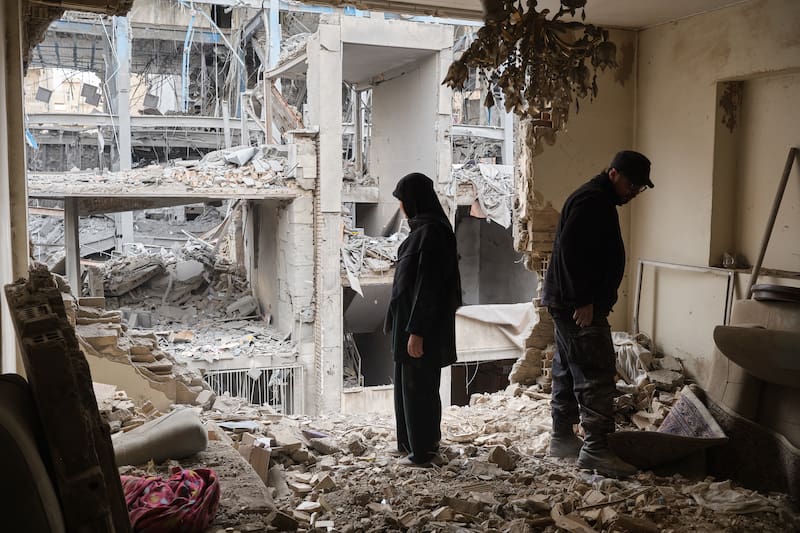 Un pareja desescombra una vivienda en el barrio de Haft Chenar de Teherán que resultó dañada en un ataque de Estados Unidos e Israel.