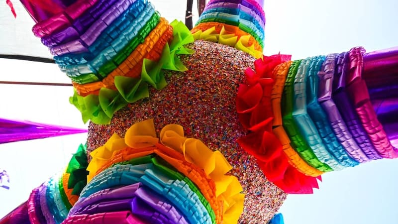 La historia de la familia mexicana que lucha por mantener viva la tradicion de las piñatas