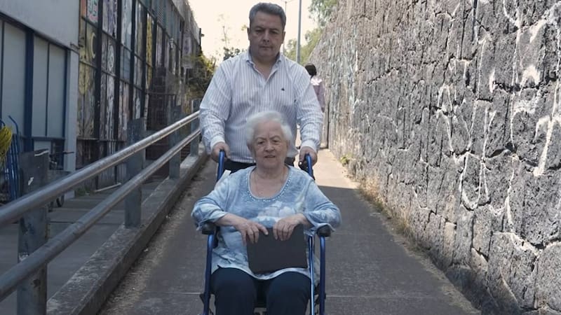 A los 89 años, Marta Elena Guerra Treviño cumplió un sueño postergado durante décadas: obtuvo un doctorado y se convirtió en la persona más longeva en graduarse de la UNAM.