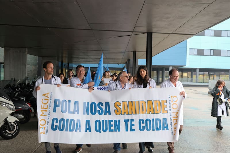 VIGO, 16/02/2026.- Personal médico protesta este lunes en las inmediaciones del Hospital Álvaro Cunqueiro de Vigo. La primera de las jornadas de esta semana de huelga médica en Galicia contra la reforma del estatuto marco promovida por el Gobierno central ha afectado a la actividad asistencial en la sanidad gallega, en medio de varias jornadas festivas por el Carnaval en esta comunidad. EFE/ Salvador Sas