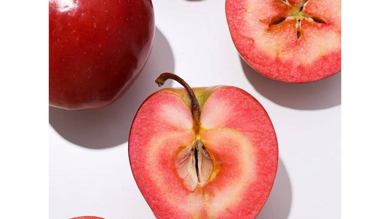 La inédita manzana roja por dentro que es furor en Argentina: cuáles son sus beneficios y dónde se consigue