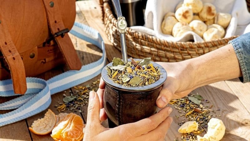 La infusión de mate puede incorporar distintos yuyos que brindan propiedades energizantes y digestivas, variando según la persona. (Foto: Archivo)