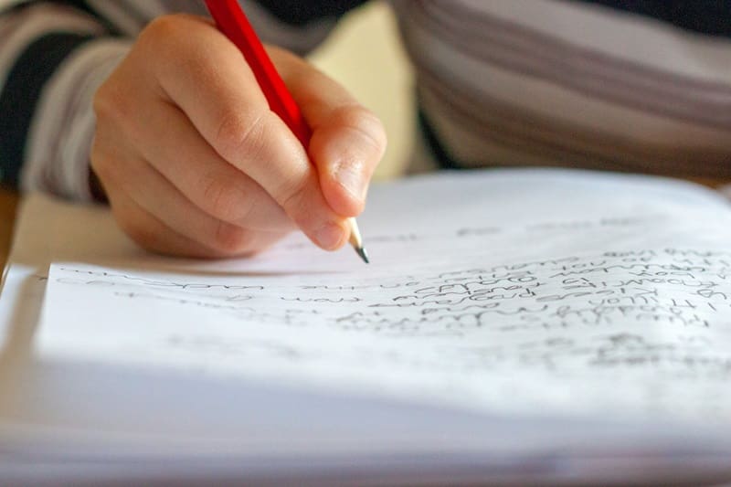 Escribir a mano puede ayudar a recordar mejor.