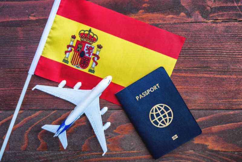 La joven de 24 años trabajaba como auxiliar contable en Colombia antes de emigrar. Su historia se viralizó en TikTok y resume lo que viven miles de migrantes en Europa.