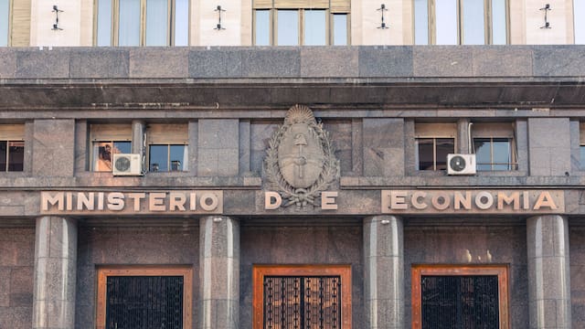 Caputo prevé tasas más bajas: emite deuda pero a corto plazo