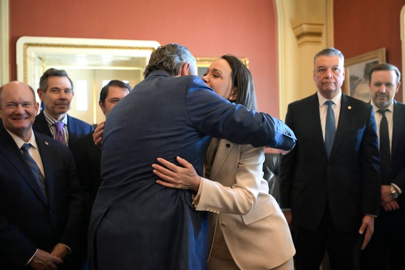 La líder opositora venezolana y Premio Nobel de la Paz, María Corina Machado, recibe un abrazo del senador Ted Cruz, durante una visita al Congreso de los Estados Unidos (Fuente: EFE).