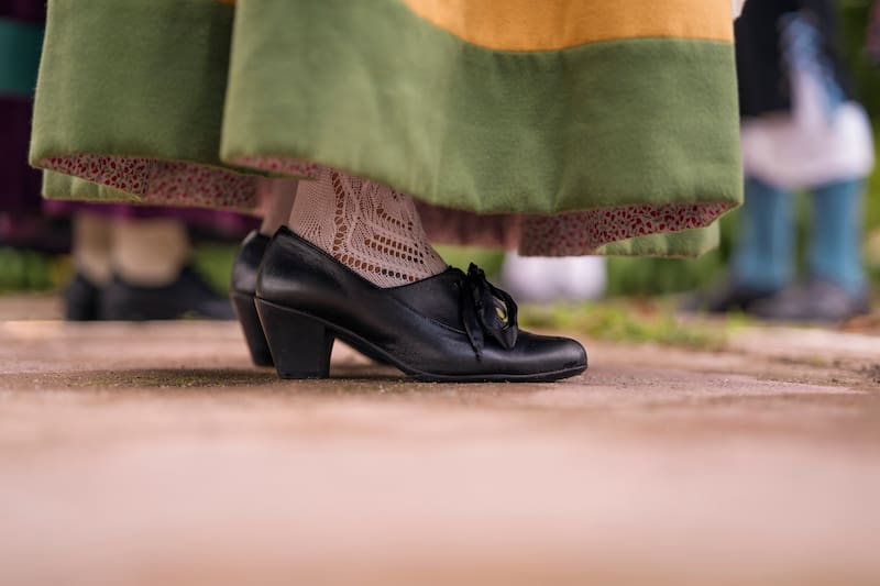La madre de Alma le preparó unos zapatos personalizados.