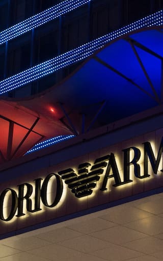 La marca que nació en los ’90, vivió una tragedia familiar y hoy trae Armani a la Argentina