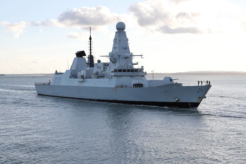 La marina de una potencia europea avanza con nuevos submarinos y buques de guerra que marcarán la próxima década. (Fuente: archivo)