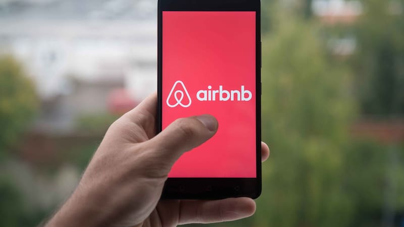 La mayor apuesta de Airbnb: suma hoteles, alquiler de autos y experiencias premium para viajeros