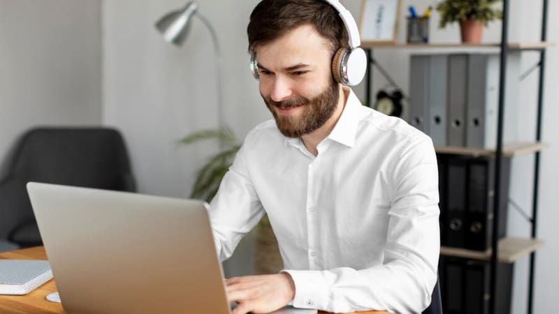 Los horarios son flexibles, lo que permite a los empleados ajustar su jornada según sus necesidades personales.