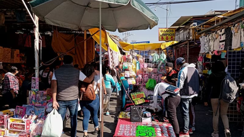 La medida forma parte de un plan de reordenamiento más amplio para recuperar calles y plazas del comercio informal.