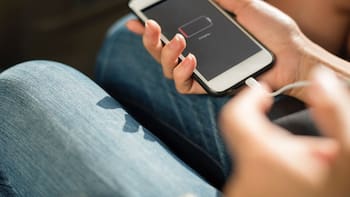 Cargar el celular en modo avión: por qué sirve para que la batería cargue más rápido y sin riesgos
