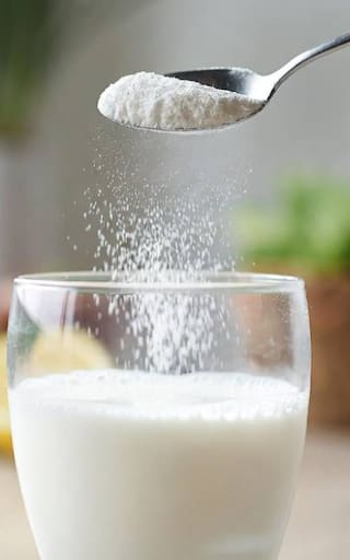 Para qué sirve mezclar 20 gramos de bicarbonato en un vaso de leche: lo recomienda los expertos