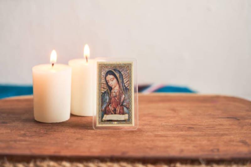 Ritual completo para la Virgen de Guadalupe: combinar la oración principal con tres Salves, un Avemaría y un Gloria ayuda a consolidar la comunicación espiritual y el poder de la petición. Fuente: Shutterstock.