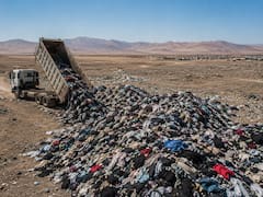 Encontraron una montaña de 60.000 toneladas de ropa abandonada en el desierto de Atacama: crece año a año y ya se ve desde el espacio