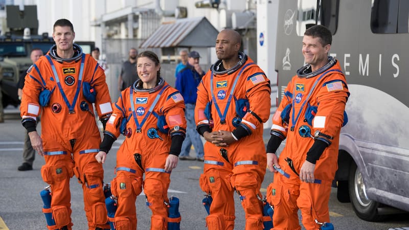 USA7835. CABO CAÑAVERAL (ESTADOS UNIDOS), 29/01/2026.- Fotografía del 20 de diciembre de 2025 cedida por la NASA donde aparecen de izquierda a derecha, el astronauta de la Agencia Espacial Canadiense (CSA), Jeremy Hansen; la especialista de misión Christina Koch; el piloto Victor Glover,y el comandante Reid Wiseman posando al salir del Edificio de Operaciones y Verificación Neil A. Armstrong en el Centro Espacial Kennedy en Cabo Cañaveral (Estados Unidos). En medio de las inusuales bajas temperaturas en Florida, la NASA prevé realizar este sábado el ensayo en frío de la misión Artemis II, que incluye la carga completa de combustible, un paso crucial hacia la misión que llevará este año a cuatro astronautas nuevamente alrededor de la Luna por primera vez en más de 50 años. EFE/ Aubrey Gemignani/ NASA /SOLO USO EDITORIAL/ NO VENTAS/ SOLO DISPONIBLE PARA ILUSTRAR LA NOTICIA QUE ACOMPAÑA (CRÉDITO OBLIGATORIO)