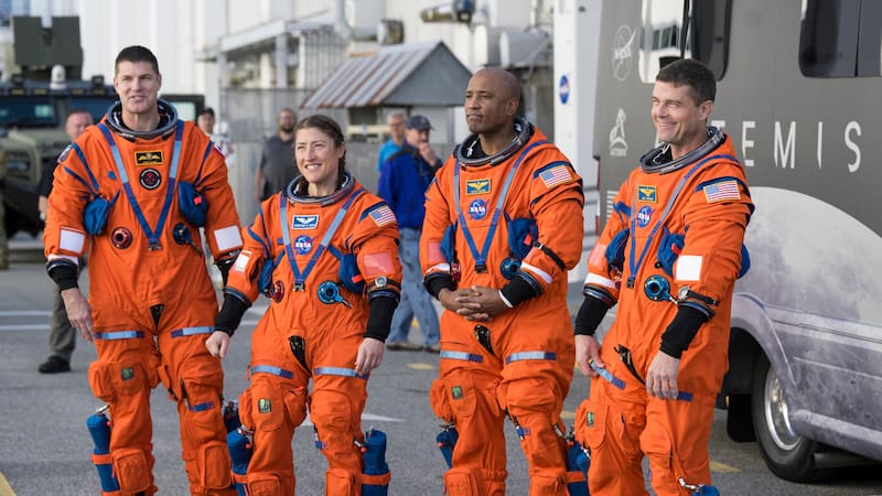 USA7835. CABO CAÑAVERAL (ESTADOS UNIDOS), 29/01/2026.- Fotografía del 20 de diciembre de 2025 cedida por la NASA donde aparecen de izquierda a derecha, el astronauta de la Agencia Espacial Canadiense (CSA), Jeremy Hansen; la especialista de misión Christina Koch; el piloto Victor Glover,y el comandante Reid Wiseman posando al salir del Edificio de Operaciones y Verificación Neil A. Armstrong en el Centro Espacial Kennedy en Cabo Cañaveral (Estados Unidos). En medio de las inusuales bajas temperaturas en Florida, la NASA prevé realizar este sábado el ensayo en frío de la misión Artemis II, que incluye la carga completa de combustible, un paso crucial hacia la misión que llevará este año a cuatro astronautas nuevamente alrededor de la Luna por primera vez en más de 50 años. EFE/ Aubrey Gemignani/ NASA /SOLO USO EDITORIAL/ NO VENTAS/ SOLO DISPONIBLE PARA ILUSTRAR LA NOTICIA QUE ACOMPAÑA (CRÉDITO OBLIGATORIO)