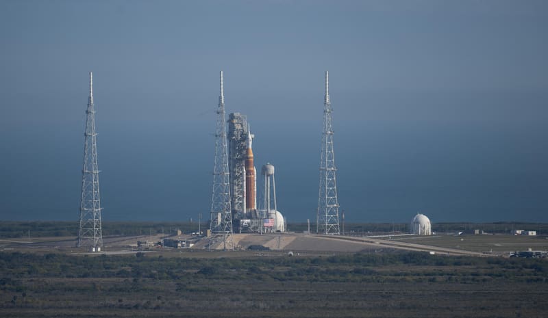 USA7837. CABO CAÑAVERAL (ESTADOS UNIDOS), 29/01/2026.- Fotografía del 18 de enero de 2026 cedida por la NASA que muestra el cohete del Sistema de Lanzamiento Espacial (SLS) y la nave espacial Orion (arriba) de la misión Artemis II en el Edificio de Ensamblaje de Vehículos en el Centro Espacial Kennedy en Cabo Cañaveral (Estados Unidos). En medio de las inusuales bajas temperaturas en Florida, la NASA prevé realizar este sábado el ensayo en frío de la misión Artemis II, que incluye la carga completa de combustible, un paso crucial hacia la misión que llevará este año a cuatro astronautas nuevamente alrededor de la Luna por primera vez en más de 50 años. EFE/ Joel Kowsky/ NASA /SOLO USO EDITORIAL/ NO VENTAS/ SOLO DISPONIBLE PARA ILUSTRAR LA NOTICIA QUE ACOMPAÑA (CRÉDITO OBLIGATORIO)