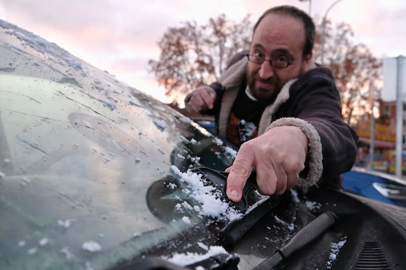 LOGROÑO, 22/12/2025.- Un hombre retira el hielo del cristal de su coche para poder iniciar la jornada, este lunes en Logroño. Las nevadas, las fuertes lluvias, el oleaje y las bajas temperaturas han justificado hoy la activación de avisos meteorológicos en ocho comunidades autónomas (Aragón, Asturias, Cantabria, Castilla y León, Cataluña, Galicia, País Vasco y Canarias) y en la ciudad de Melilla. EFE/Fernando Díaz
