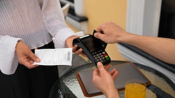Adiós a la propina en cafés y restaurantes | La norma que sugiere cuánto dinero se le debe dejar a los meseros