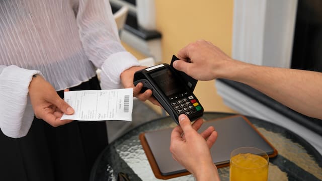 Adiós a la propina en cafés y restaurantes | La norma que sugiere cuánto dinero se le debe dejar a los meseros