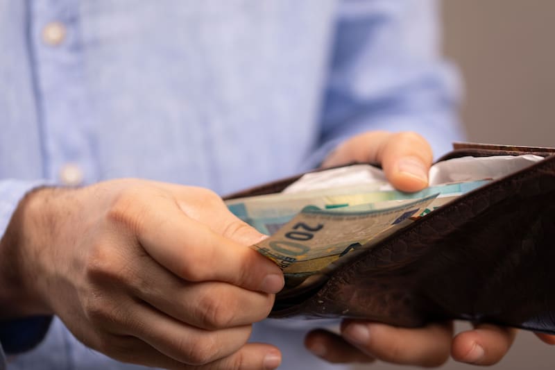 Oficial | Hacienda permite cobrar hasta 2400 euros al año a las familias que presenten el Modelo 143 y cumplan estos requisitos. Fuente: Shutterstock