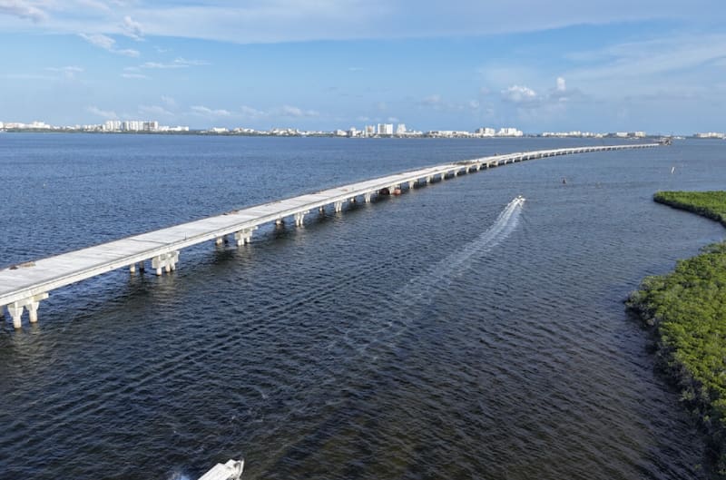 La nueva mega obra de infraestructura promete transformar la conectividad en el sureste mexicano. Con una extensión récord, este puente no solo impulsará el turismo, sino también el desarrollo económico regional.