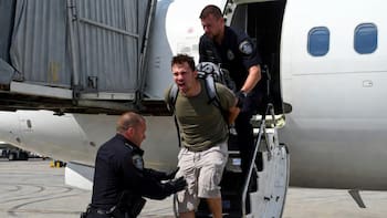 Famosa aerolínea expulsará y multará a viajeros que incumplan esta norma básica dentro del avión: no habrá vuelta atrás